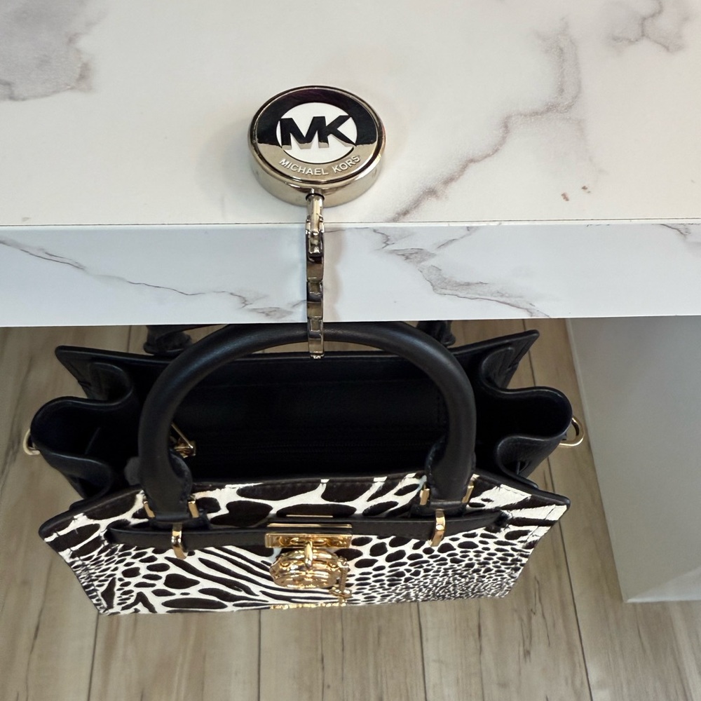 👜 MICHAEL KORS Purse Hook! Only $10 with the purchase of any of my handbags! - Picture 4 of 7